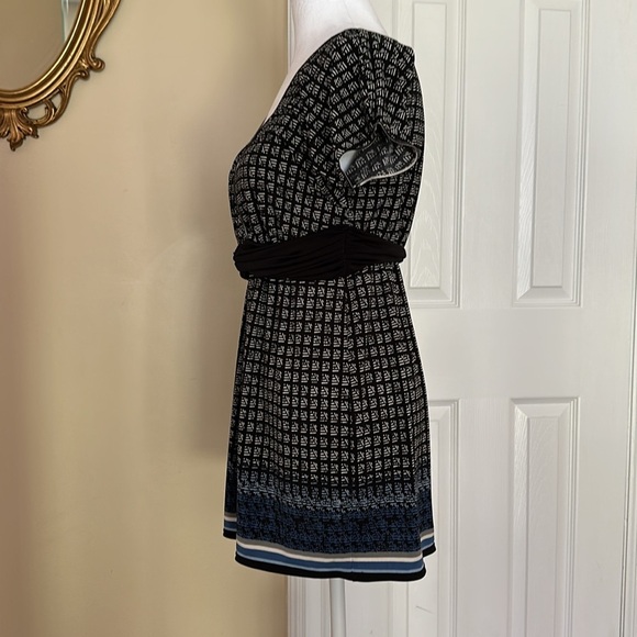 Max Studio Geometric Print Wrap Style Front Baby Doll Top V Neck m - Picture 4 of 8